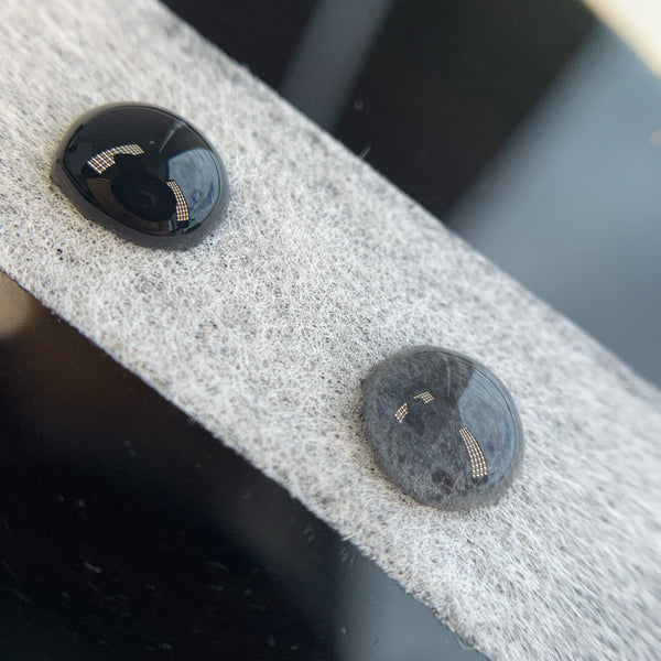 two glue drops side by side. one is completely black in color as it has been properly mixed while the other is grey as it has not been properly mixed