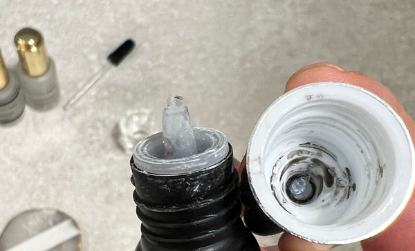 lash extension glue nozzle snapped in the lid