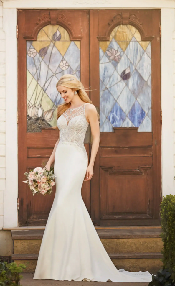 Martina Liana - FITTED LACE WEDDING DRESS WITH SCALLOPED TRAIN