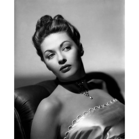 This MONOCHROME VINTAGE IMAGE ON CANVAS features the famous Canadian-American actress Yvonne De Carlo. De Carlo was a Hollywood film star in the 1940s and 1950s and was enrolled in a local dance school by her mother at just three years old. This image celebrates her extraordinary career and is perfect for any fan