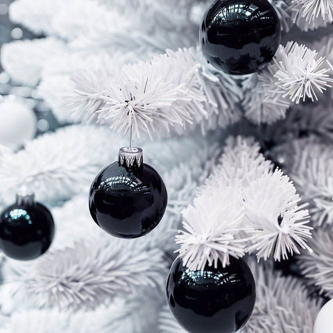 Sapin de Noël blanc avec boules noires