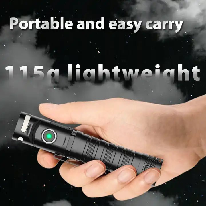 Une lampe de poche portable et légère contre un ciel étoilé. Idéal pour les aventures en plein air !