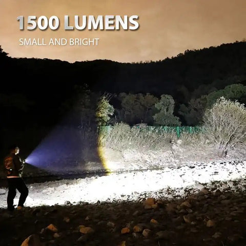 Personne utilisant une lampe de poche EDC Peetpen P11500 lumens éclairant une zone extérieure sombre