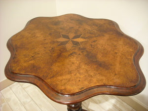 天板の形が少し珍しいテーブル (2)