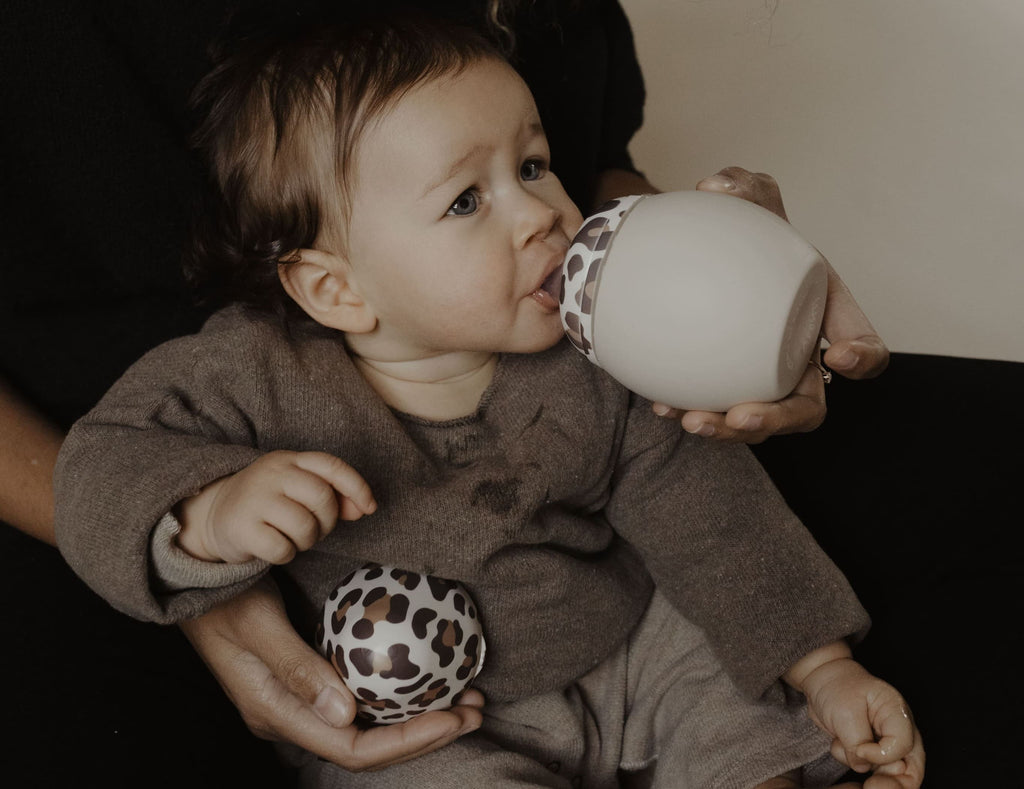 comment aider un bebe a boire a la tasse