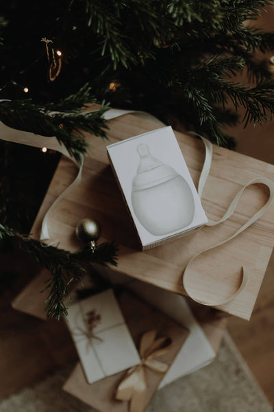 Kündigen Sie Ihre Schwangerschaft zu Weihnachten mit einer Flasche Elhee an