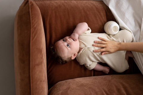 bébé avec son biberon de lait elhée