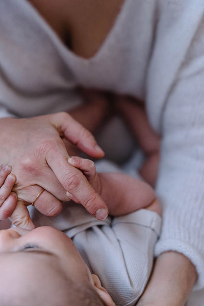 a woman and a baby, the doula takes care of mothers and newborns