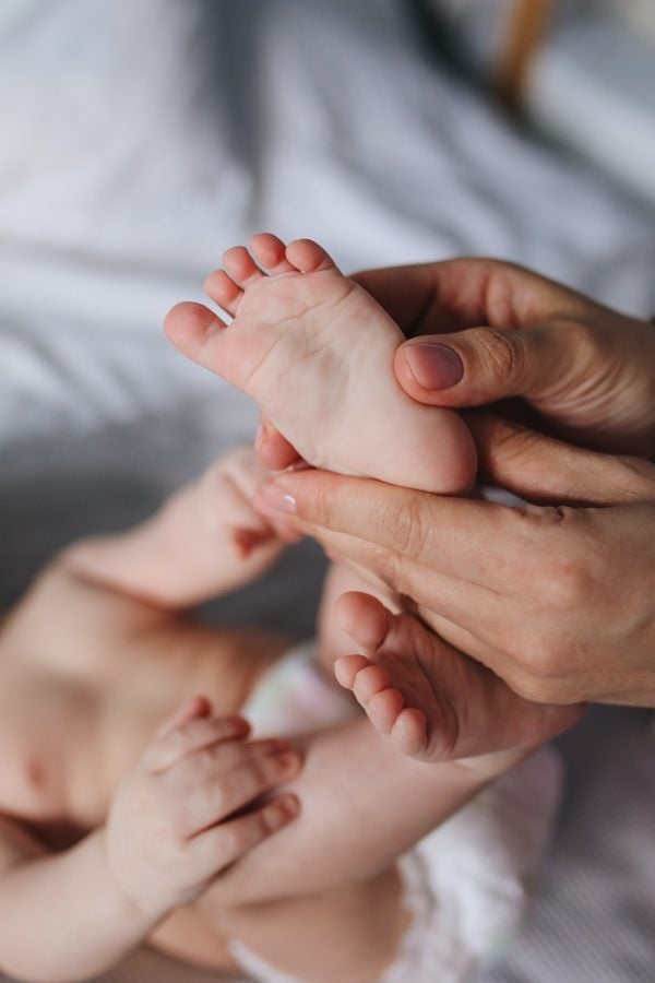 Seance d'ostéopathie chez le nourrisson, massage du pied
