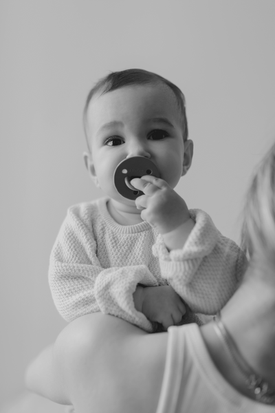 un bebe et sa sucette physiologique