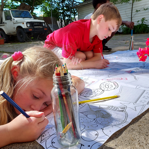 Niños coloreando desarrollando la autoestima en los niños.