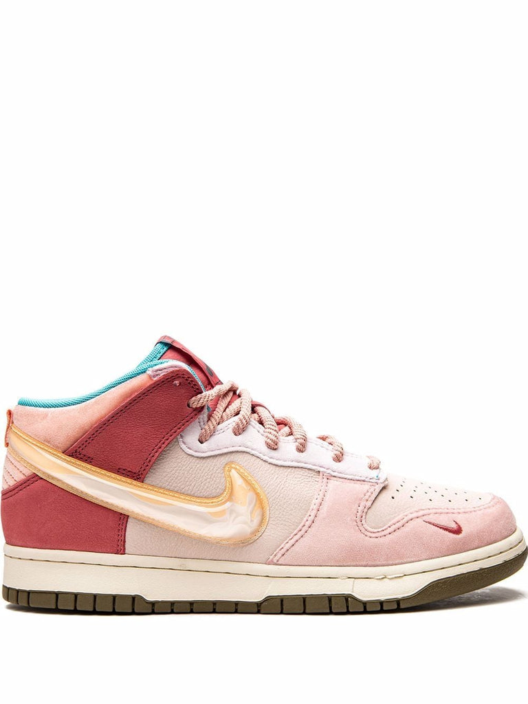 nike dunk low strawberry milk