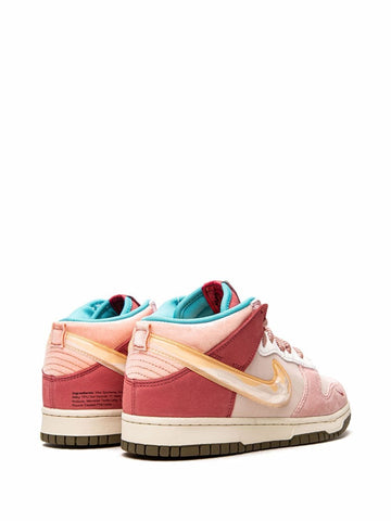 nike dunk low strawberry milk