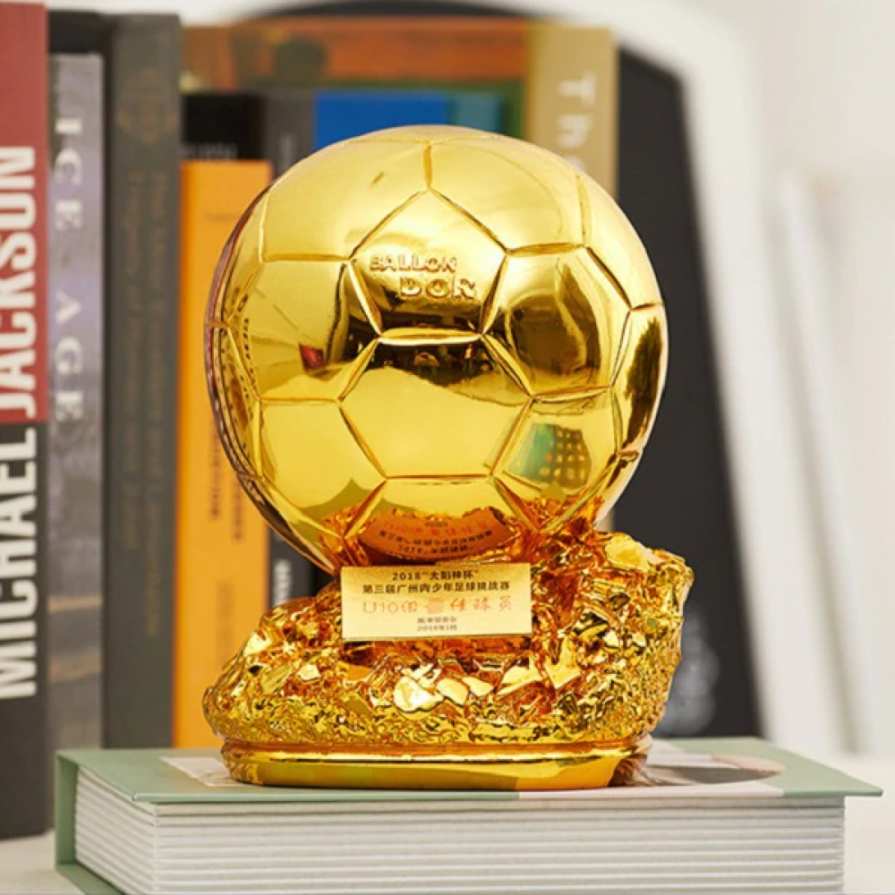 Troféu Melhor Jogador Futebol Bola De Ouro Prêmio Ballon - R$ 1.289,9