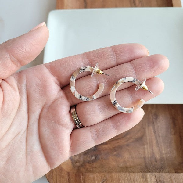 These ultra-lightweight 1" hoops are simple and classic. The perfect versatile piece for everyday wear! Hypoallergenic stainless steel Lightweight and durable plant-based acrylic