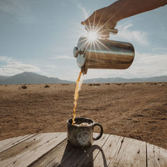 Koffiedrinken bij opkomende zon - Foto door Brooke Lewis via Pexels
