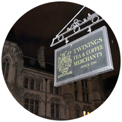 Twinings - uithangbord met de tekst: Twinings, tea and coffee merchants
