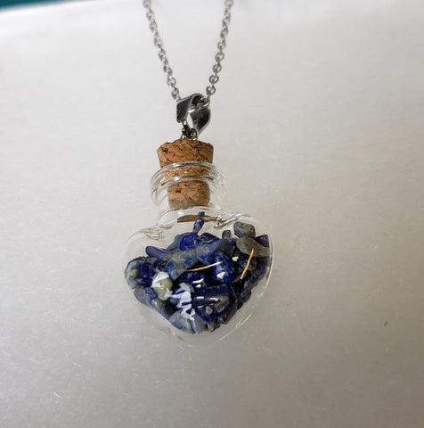 Heart shaped gemstone bottle pendant/ Pendentif en forme de coeur rempli de pierre semi-précieuse