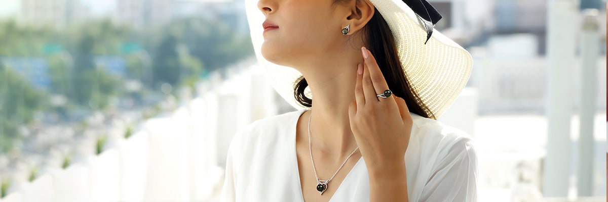 Exquisite black pearl pendant showcasing the gem's natural luster