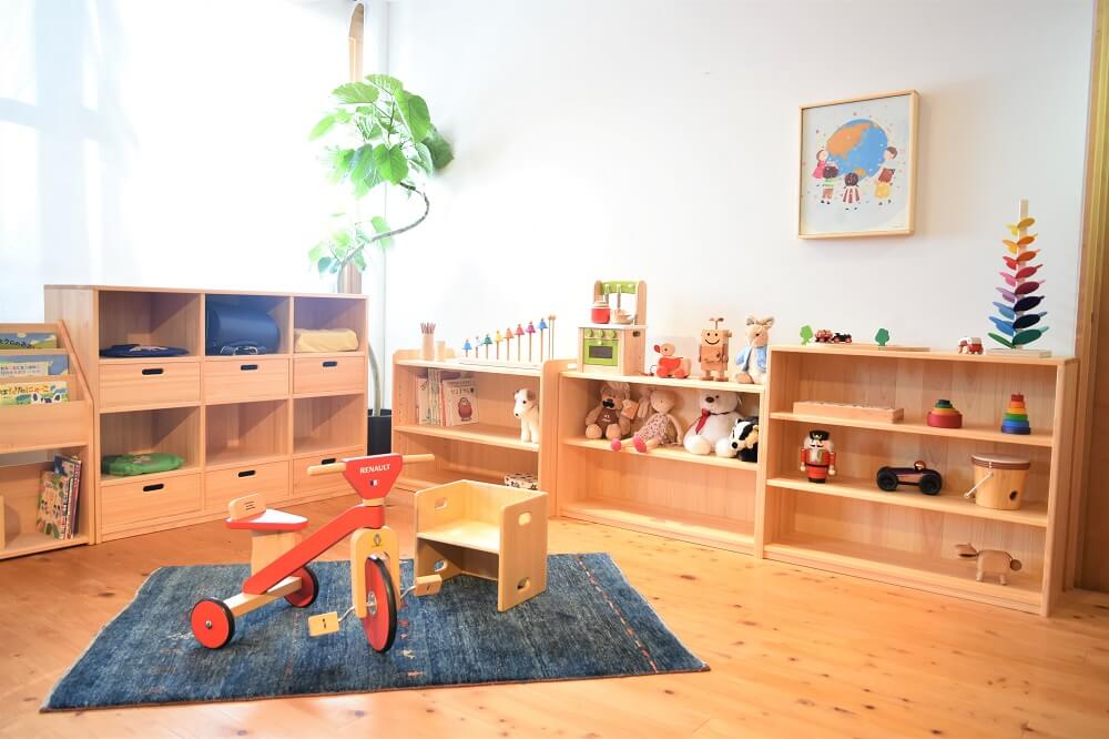 おもちゃを便利に収納できるヒノキの玩具棚（おもちゃの棚 