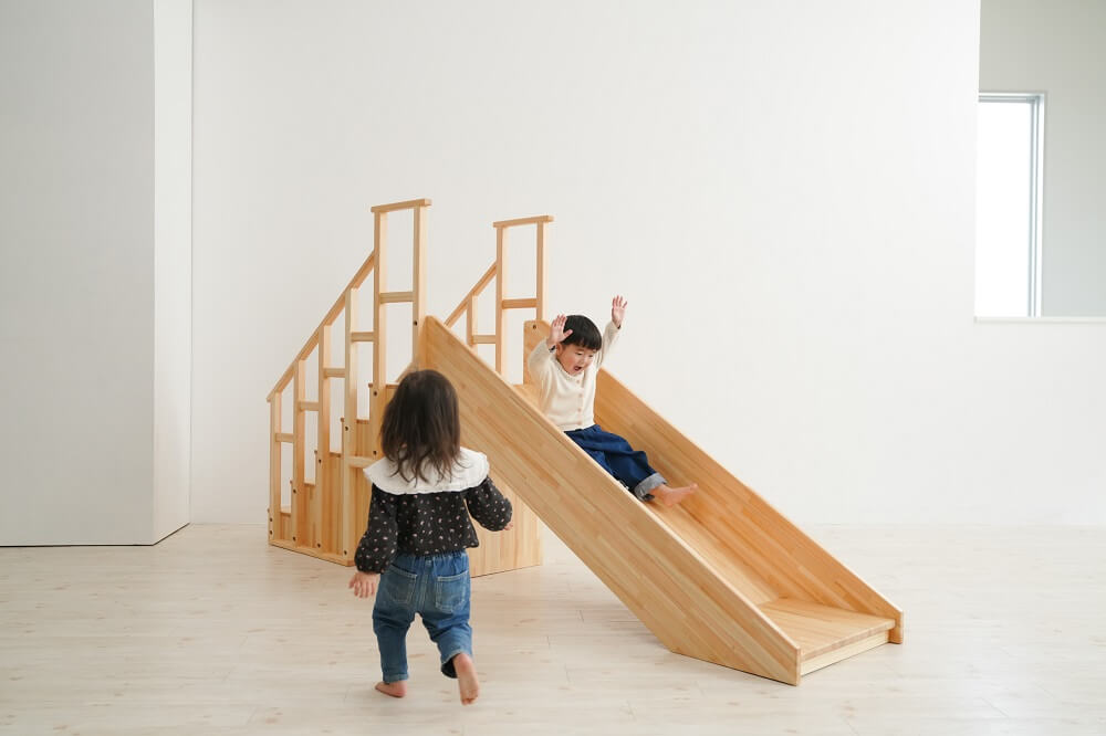 スリルを楽しむ幼児向け室内用すべり台 – なかよしライブラリー