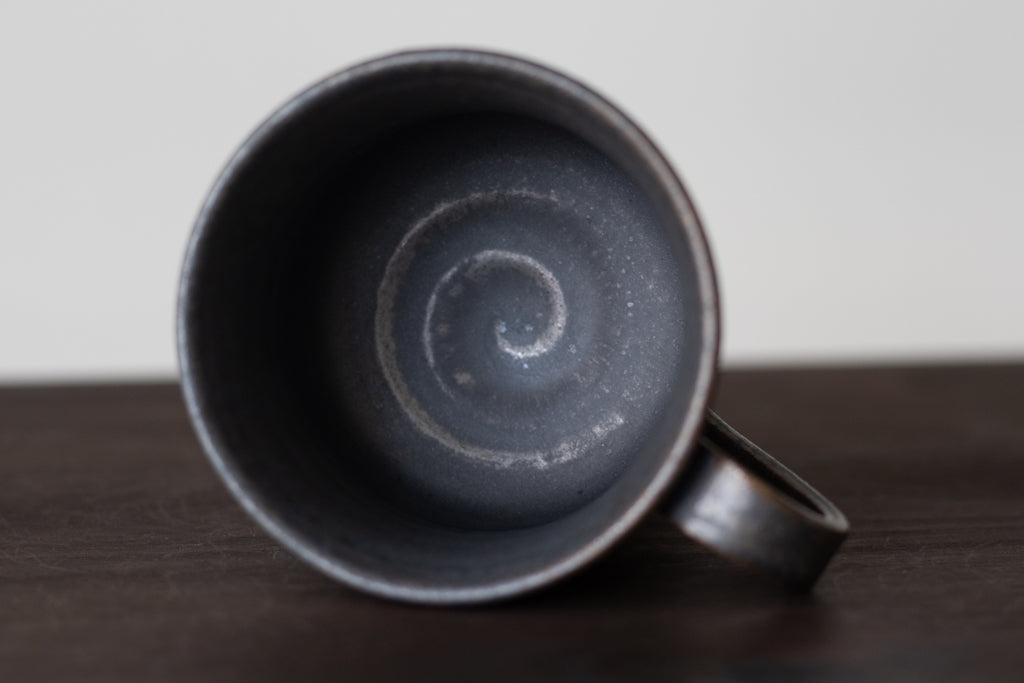 yoshida pottery / 玉脚カップ（さびいろ すす）