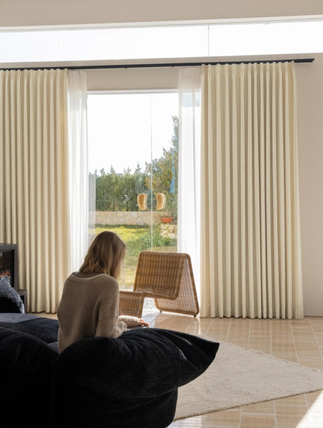 Am stilvollsten: "Agnes Martin" weiße Verdunkelungsvorhänge mit dezenten Streifen
