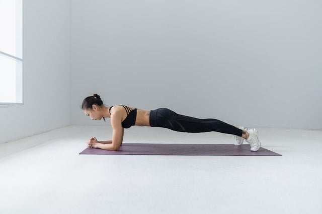 Woman-doing-plank