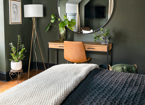 Chambre cosy avec bureau et plantes