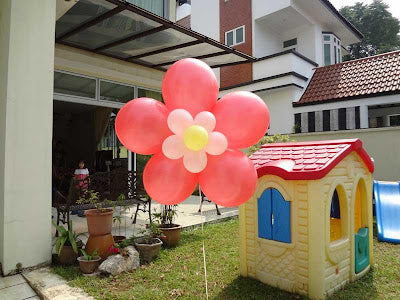 Flower sculpture balloons for your party decorations.