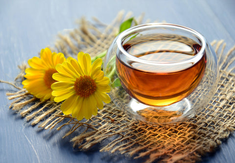 Thé et tisane avec une fleur de tounesol