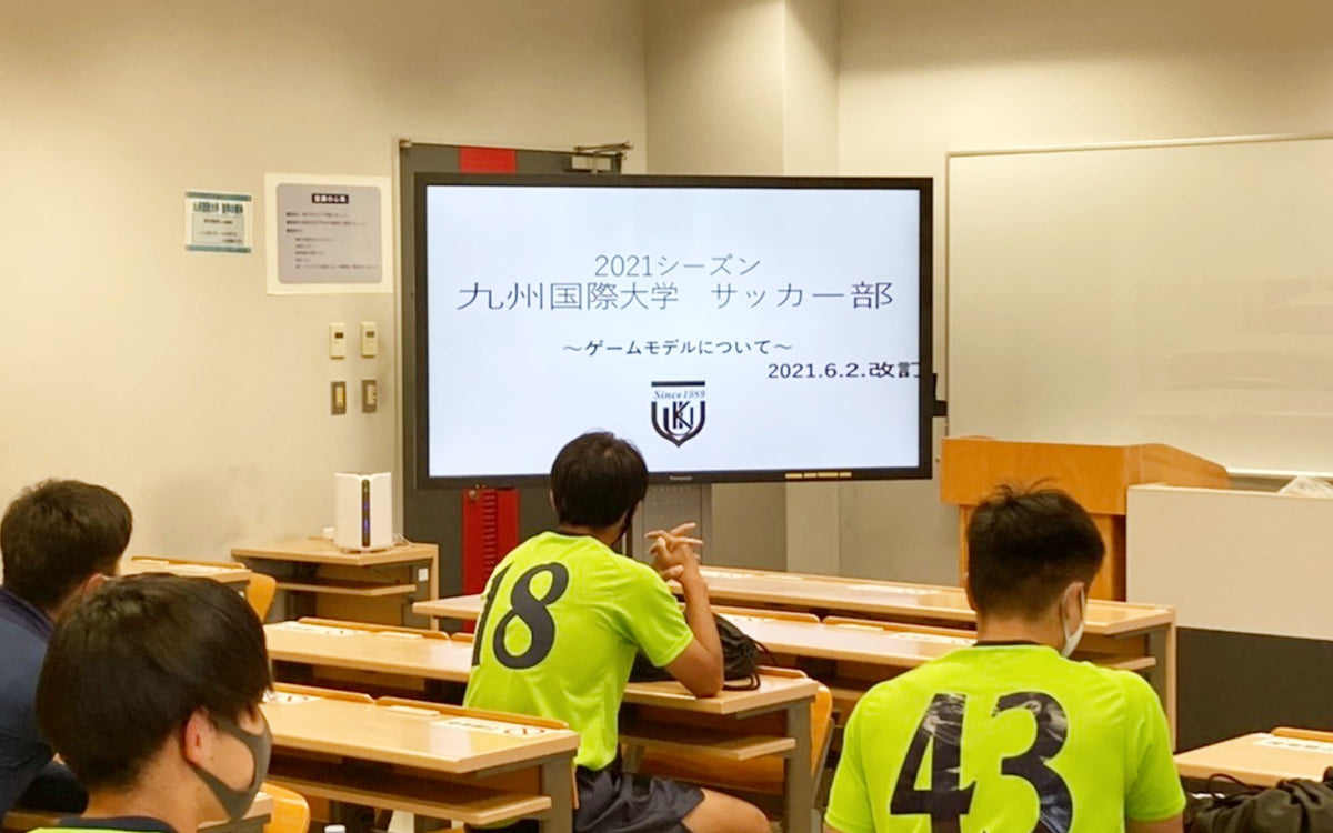 九州国際大学サッカー部 ミーティングの様子