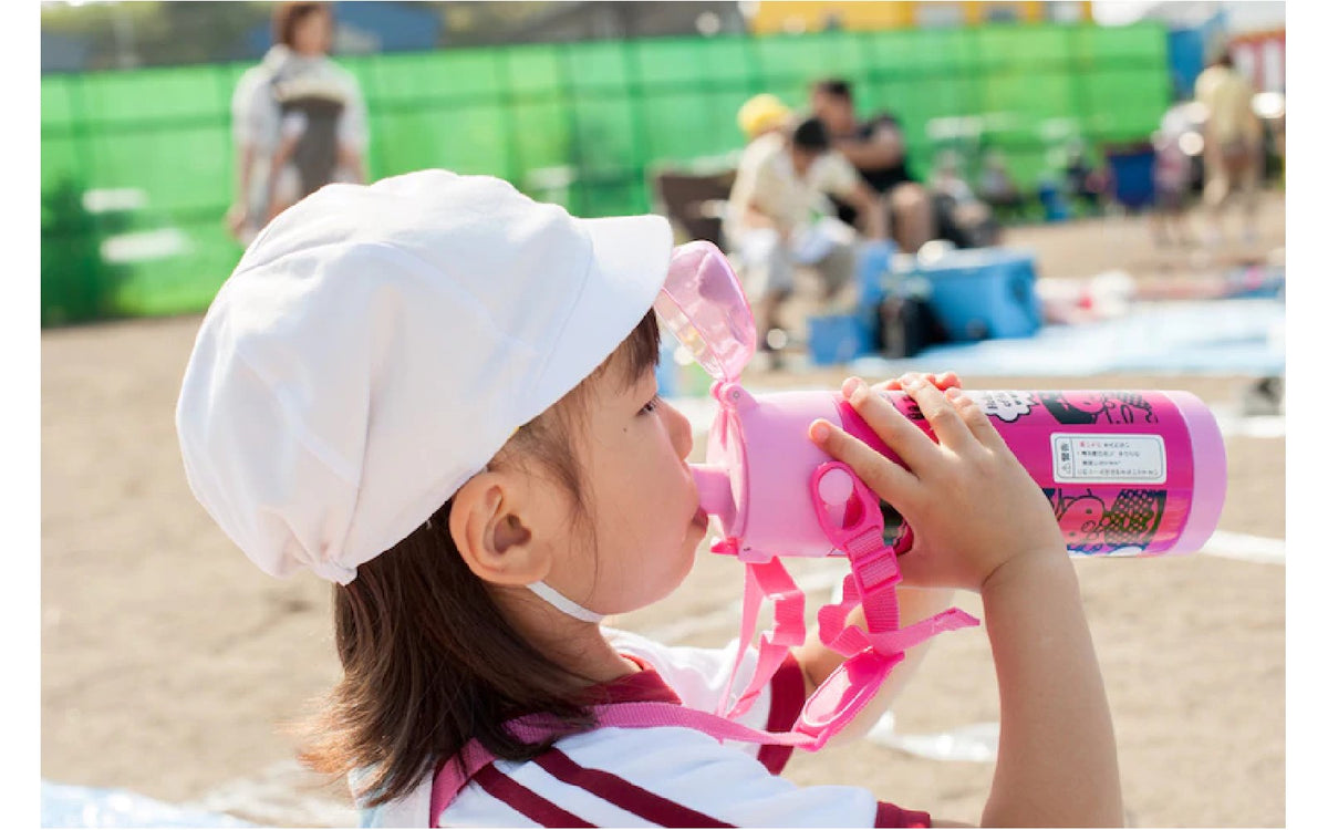 水を飲む少女