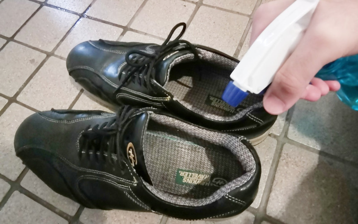 オゾン水で靴の消臭を行う様子