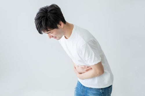 食中毒で腹痛に襲われている男性 食中毒で腹痛に襲われている男性