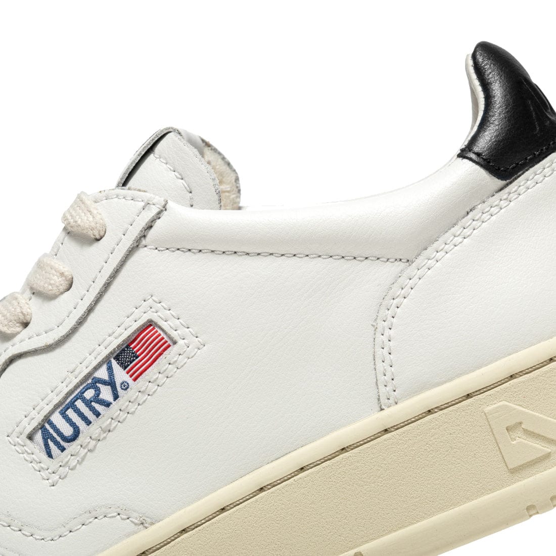 Autry Womens Medalist Low Trainers White / Black