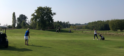 Golf er et dejlig socialt spil, der spilles på tværs af alder, køn og dygtighed