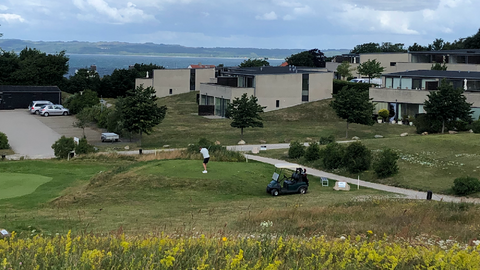 Hul 1 på Ebeltoft golfbane ligger smukt ud mod vandet