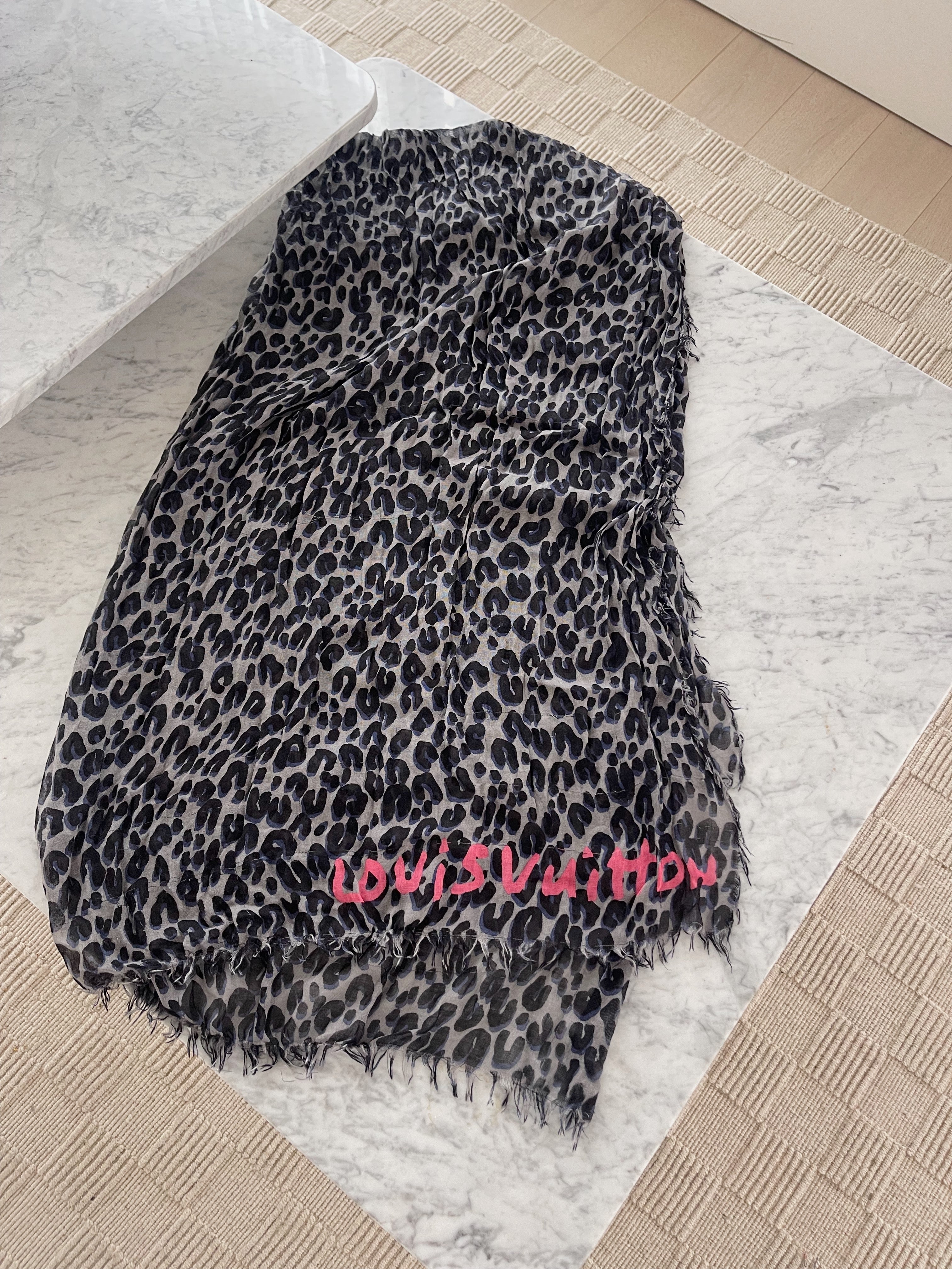 Pre-owned Louis Vuitton Leopard Stole ($395) ❤ liked on Polyvore
