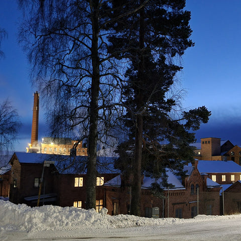 Historische gebouwen en functionele productie bij papierfabriek Arctic Paper in Zweden.  Producent van top klasse papier voor offset drukwerk zoals het drukken van boeken en catalogi.