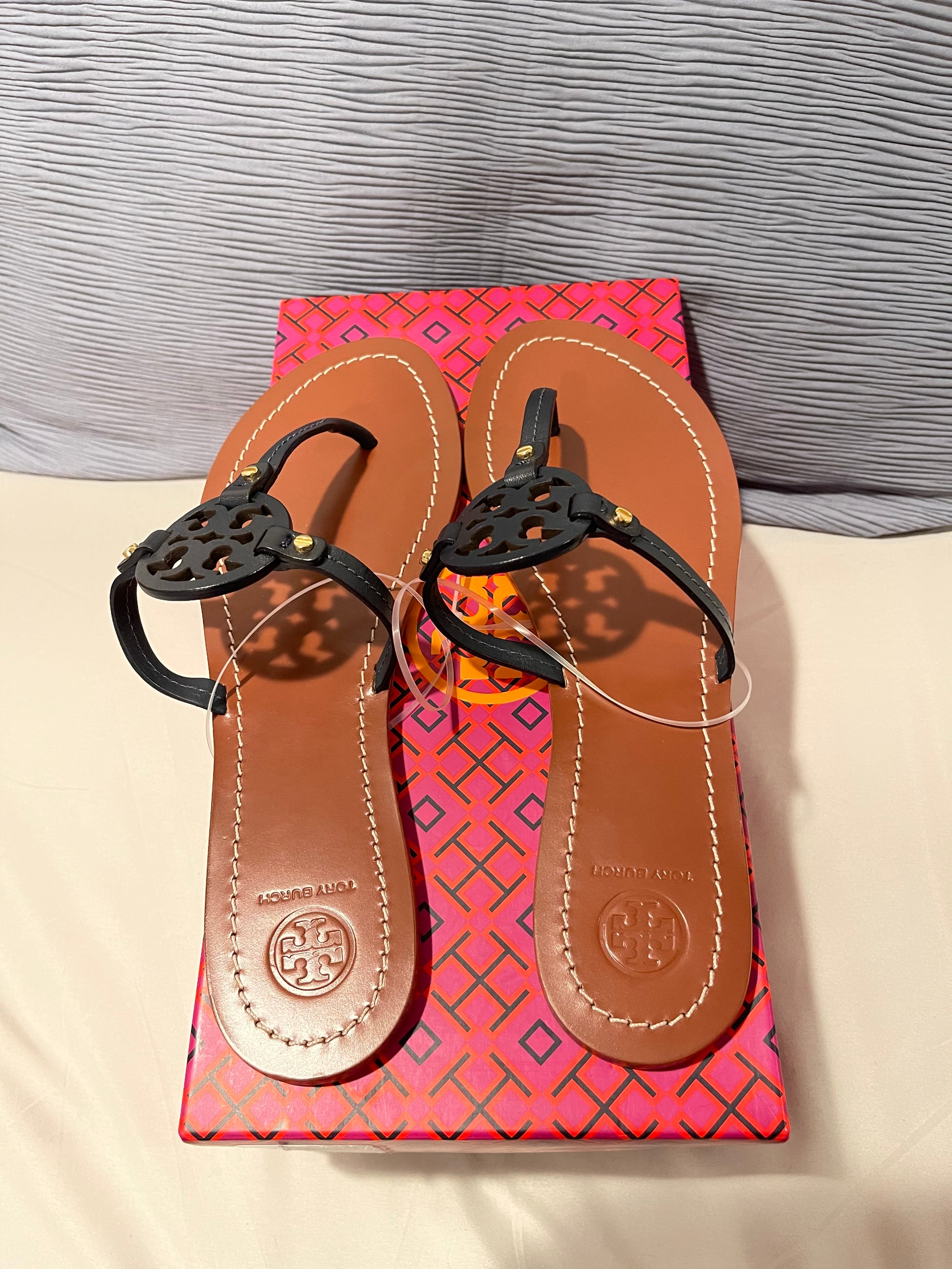 Tory Burch Gabriel Thong Sandals Black - FREE SHIPPING – CurvyChiqueBoutique