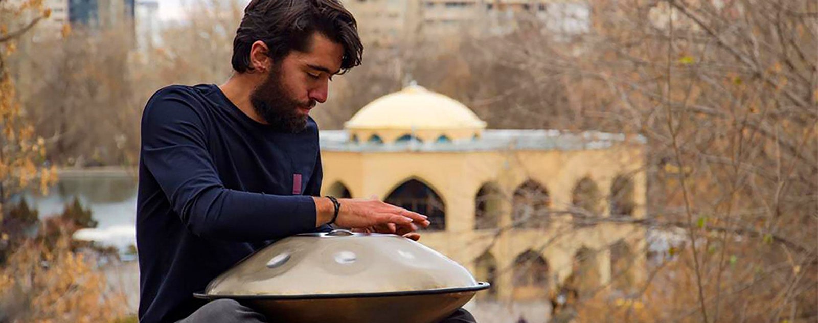 homme joue handpan