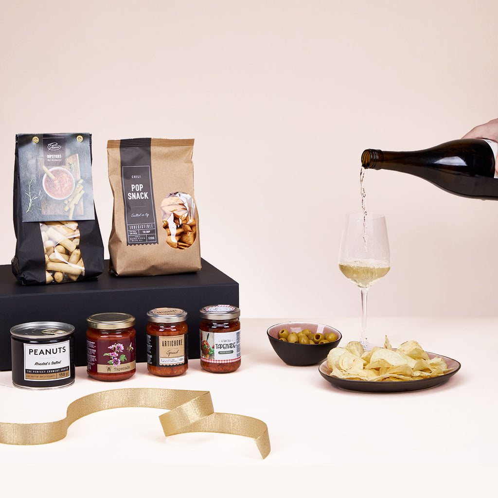 Luxe Aperobox mit Crackern, Dips, Chips, Flasche Wein