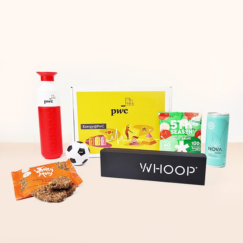 Kiste mit Snacks, zusätzlichen Gadgets und Branding im Haushalt
