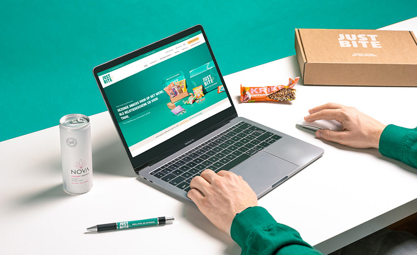 Werken aan de laptop met een gezonde snackbox
