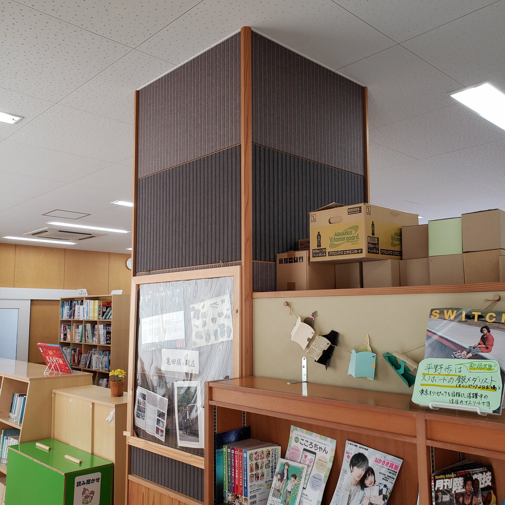亀田中学校の亀田縞　図書館の柱　中央