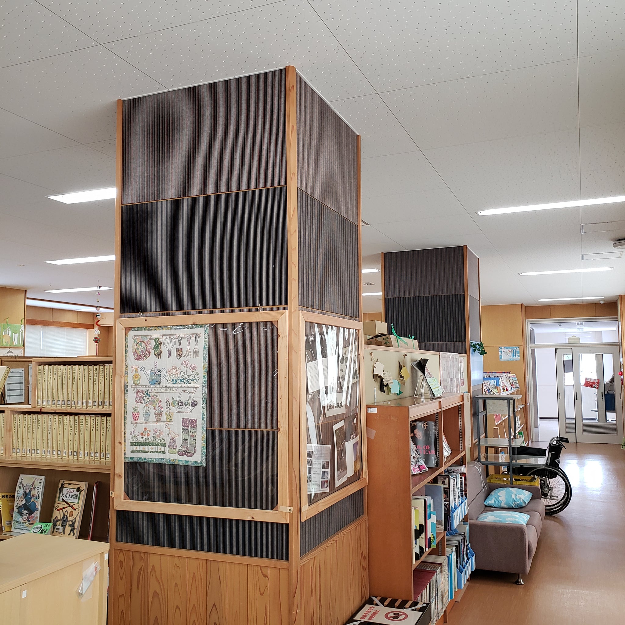 亀田中学校の亀田縞　図書館の柱　亀田縞の展示