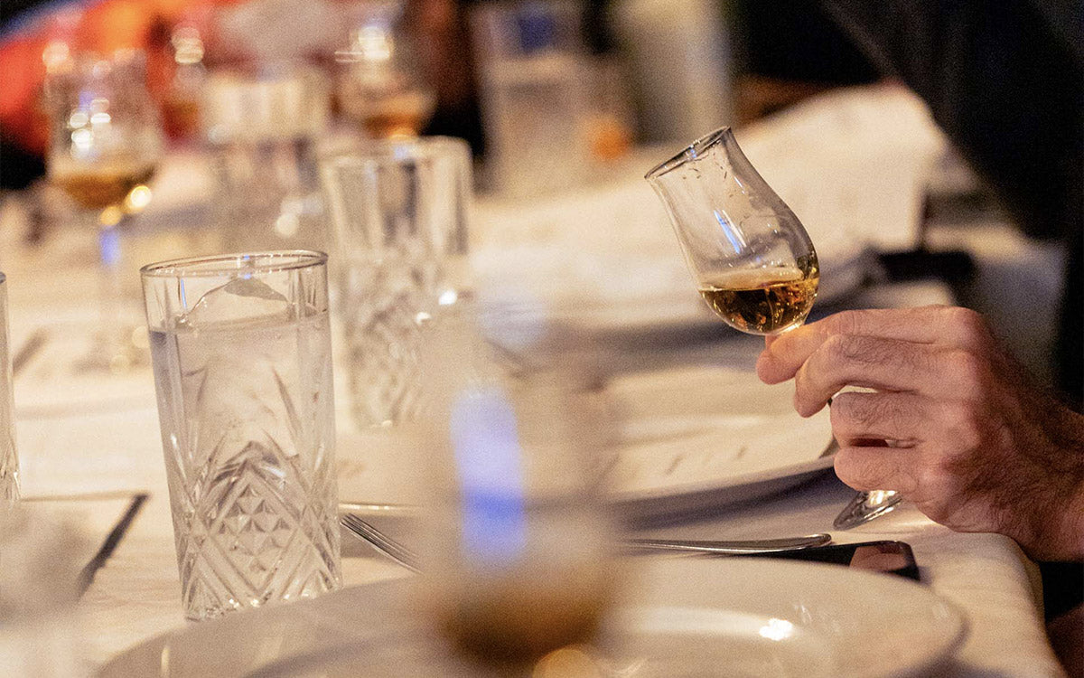 El Encanto de los Whiskys y Ginebras del Reino Unido: Tradiciones y Placeres
