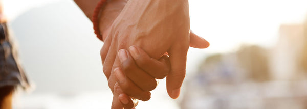 Ein sehr persönliches Geschenk für Fernbeziehungen: Händchenhalten über Distanz