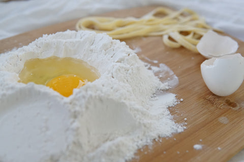 Pastabloem met in het midden een kuiltje voor de eieren